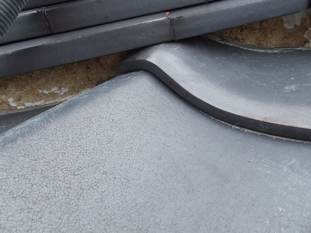 漆喰を撤去した棟の下